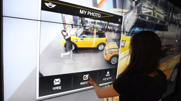 Customers interact with the MINI Live Wall and share their favorite car and color scheme with friends.