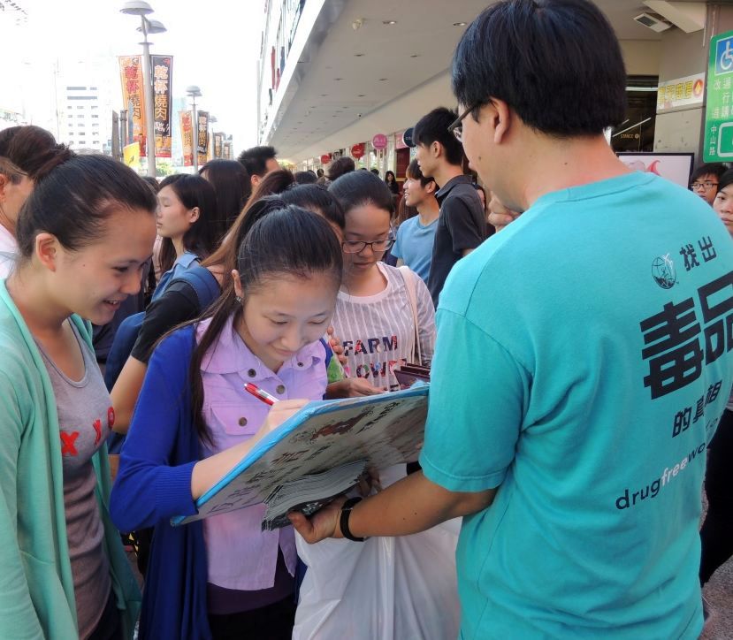 Volunteer from the Church of Scientology of Kaohsiung collects signatures on a drug-free pledge—part of this summer’s activities to help youth decide to live drug-free.