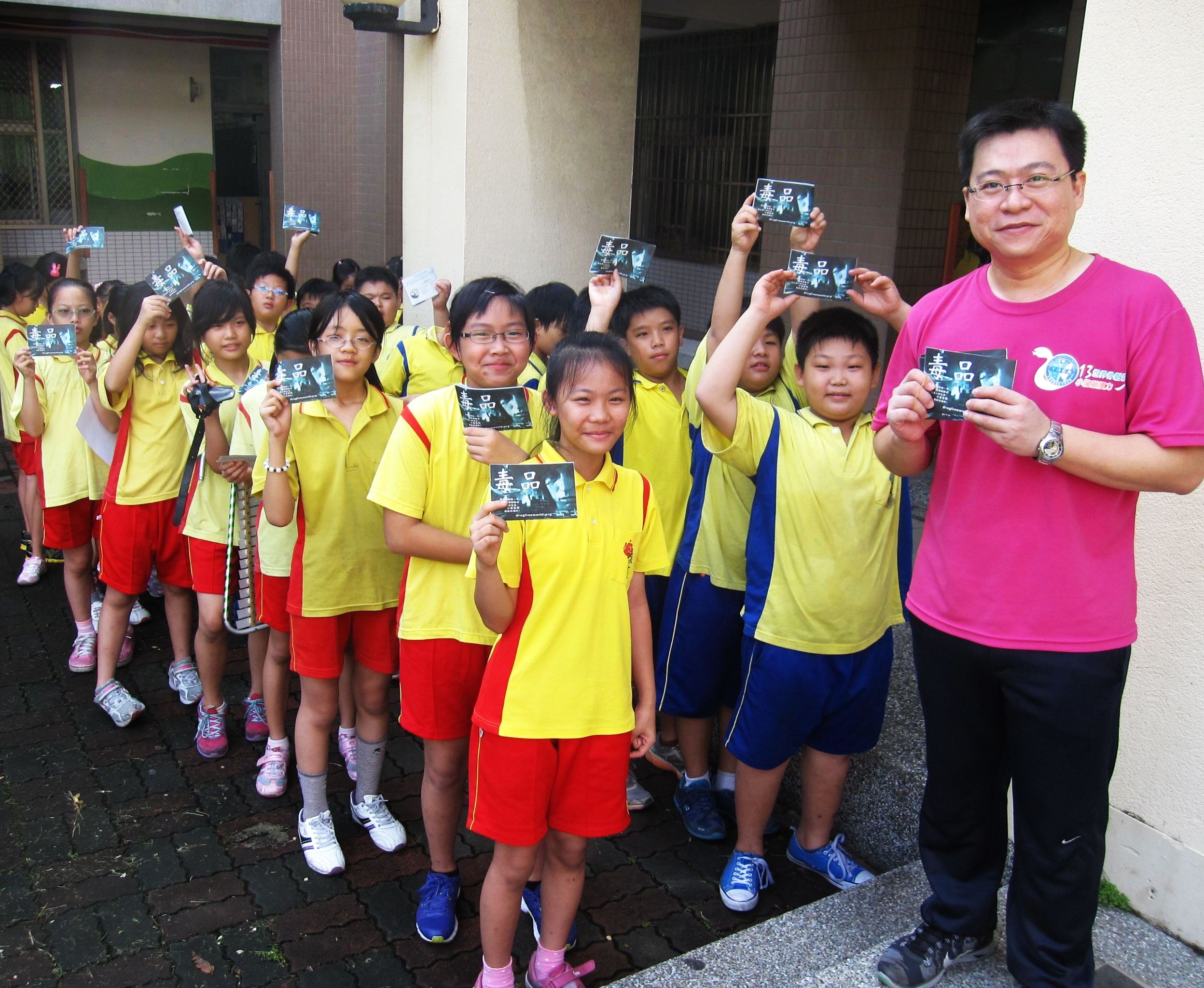 Gyugong Elementary School teacher launches the summer with The Truth About Drugs booklets at a program organized by the Church of Scientology of Kaohsiung.