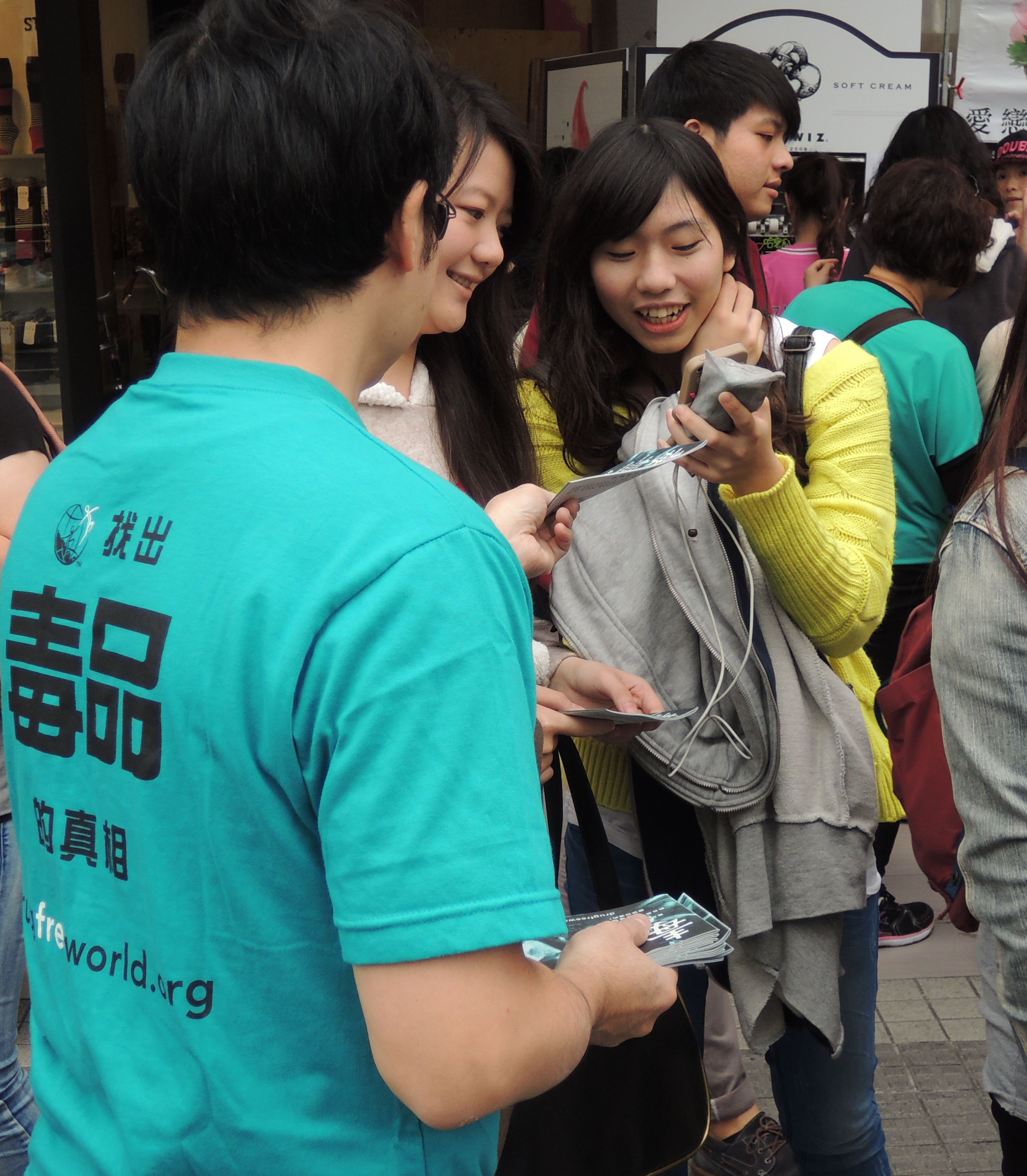 All summer long, volunteers from the Church of Scientology of Kaohsiung carry out drug education activities to get factual information about drugs into the hands of youth.