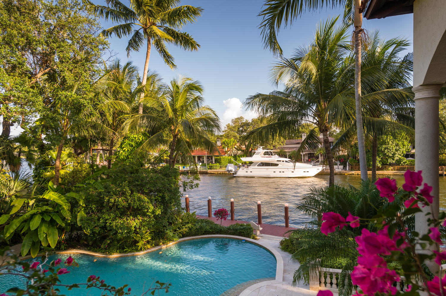 Hotel-like Grounds Las Olas Property