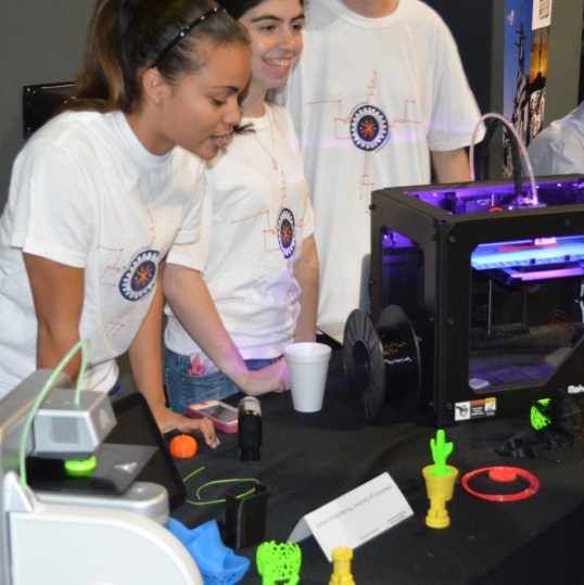 UConn manufacturing ambassadors demonstrate 3D printing at Manufacturing Mania events.