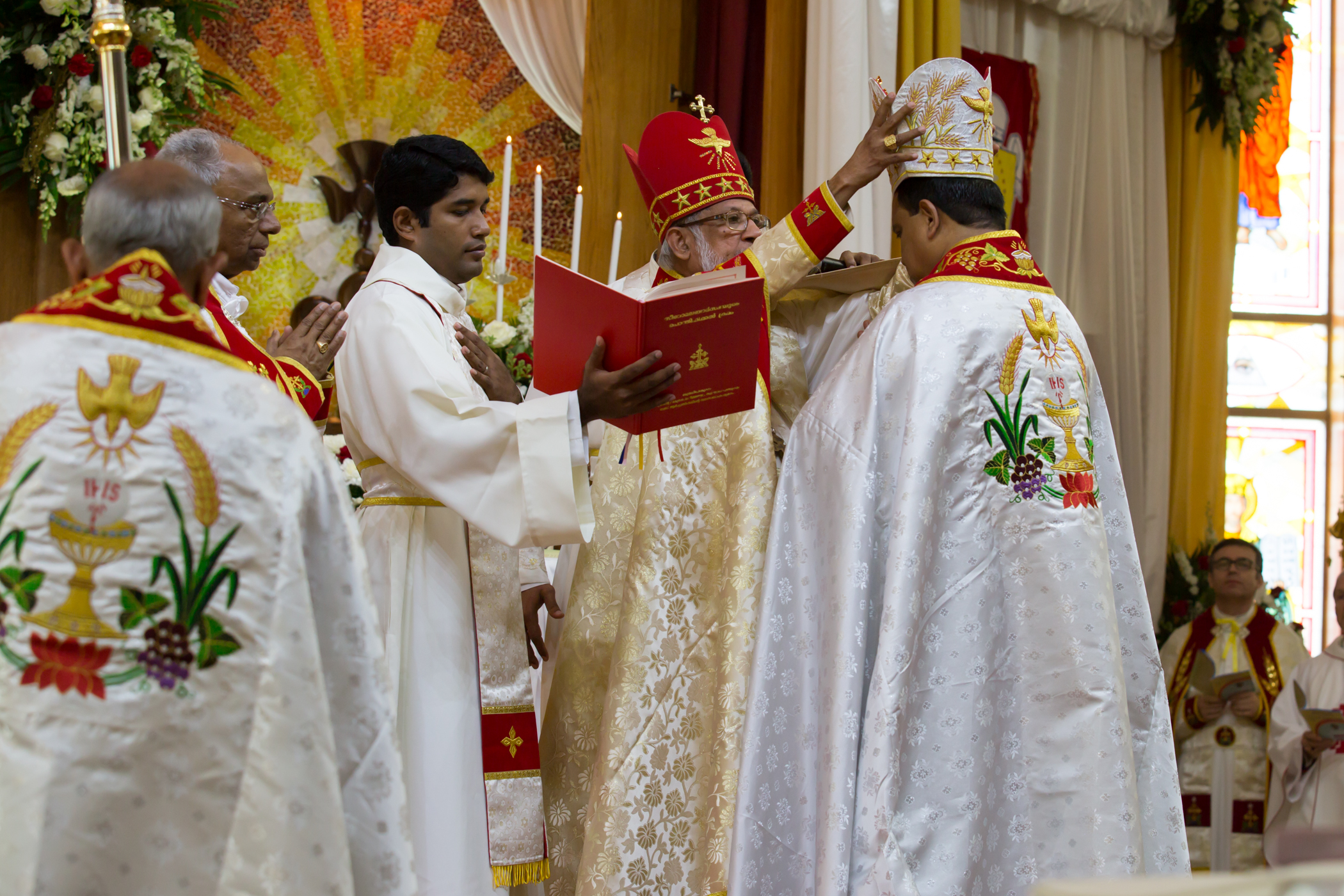 Bishop Joy Alappat receives Mitre from Cardinal Alencherry as part of his consecration as bishop