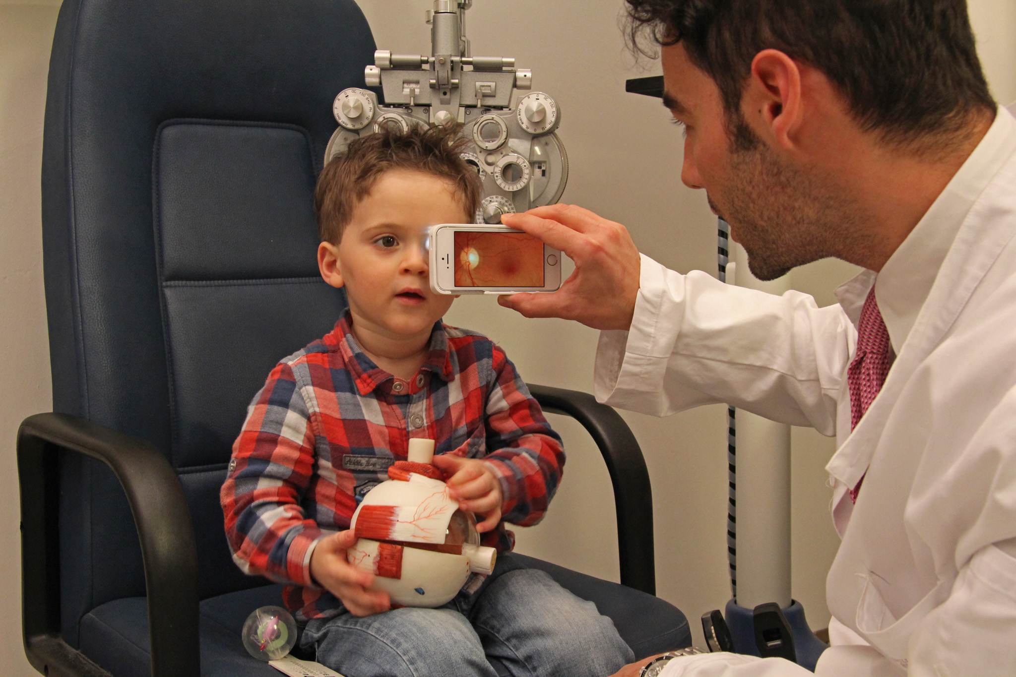 The D-EYE system facilitates exams with even young patients