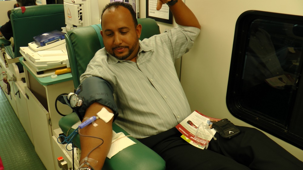 Uniweld's Customer Service Manager donating to OneBlood.