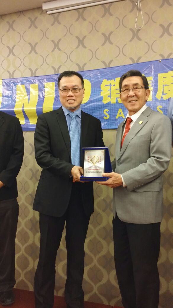 Dr Ernest Received Award from Dato Loh Liam Hiang