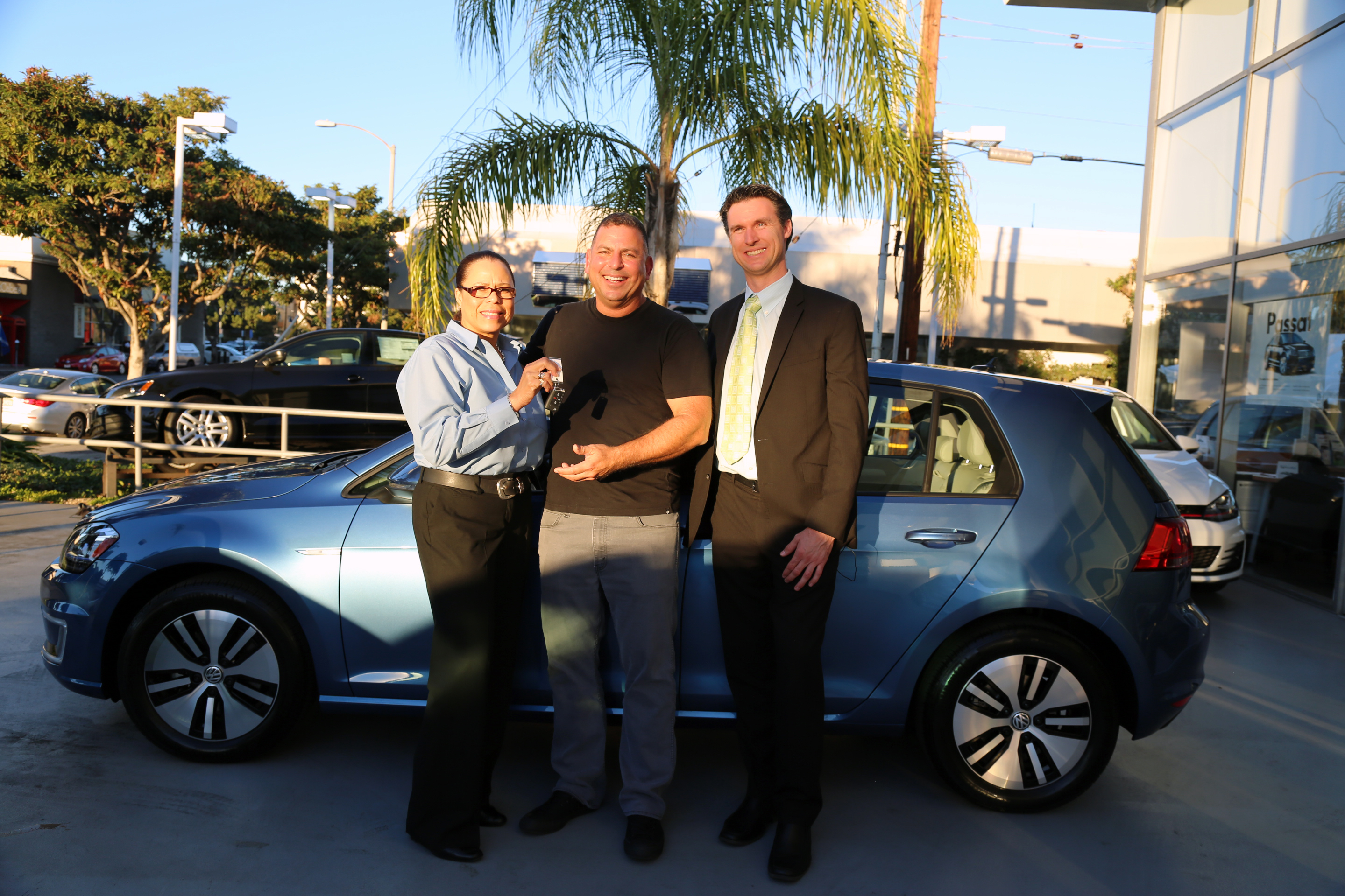 Volkswagen Santa Monica Delivers the first eGolf alternative view