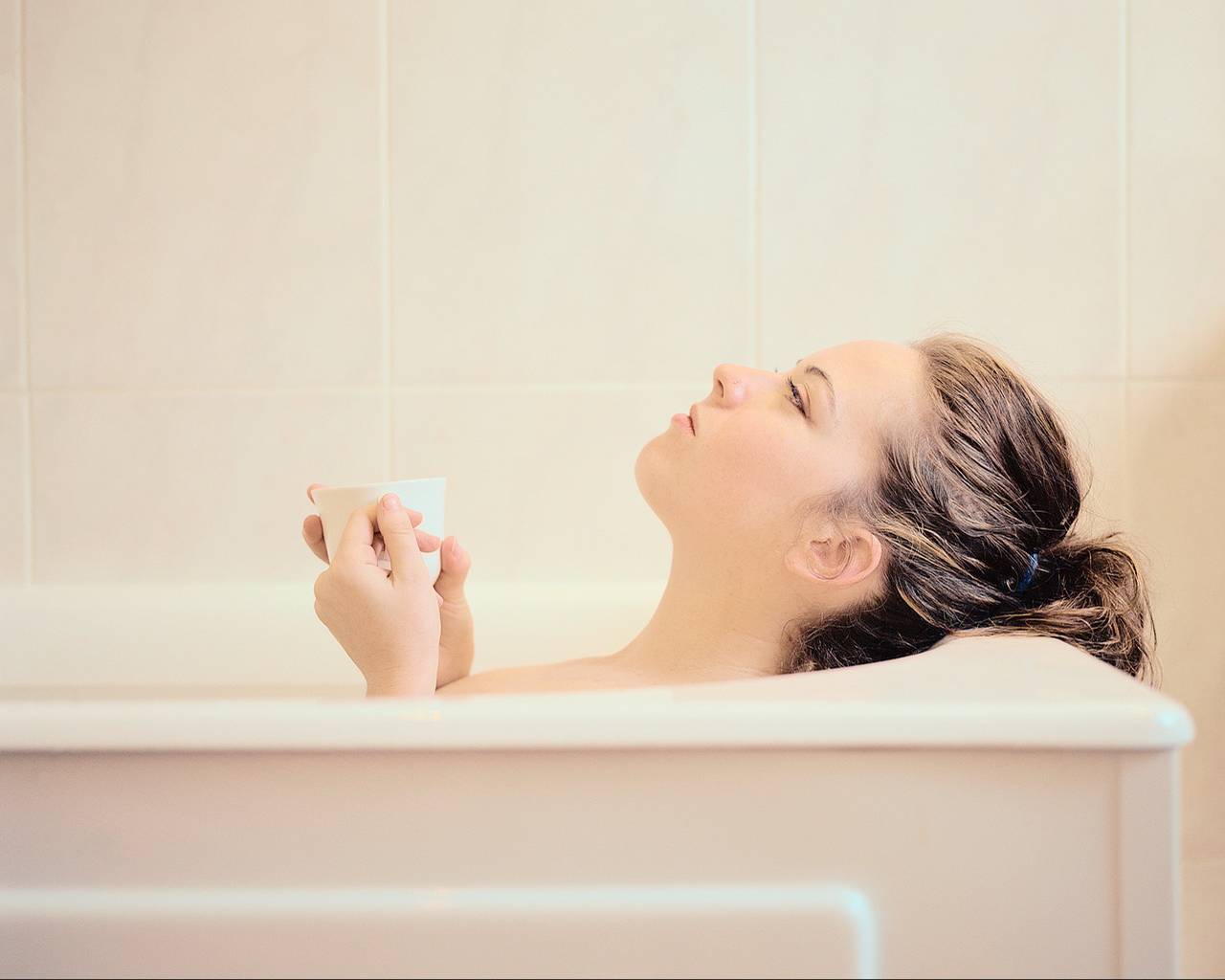 Modern Sage Leah Guy recommends bathtub reflecions for "Relax-i-tation"