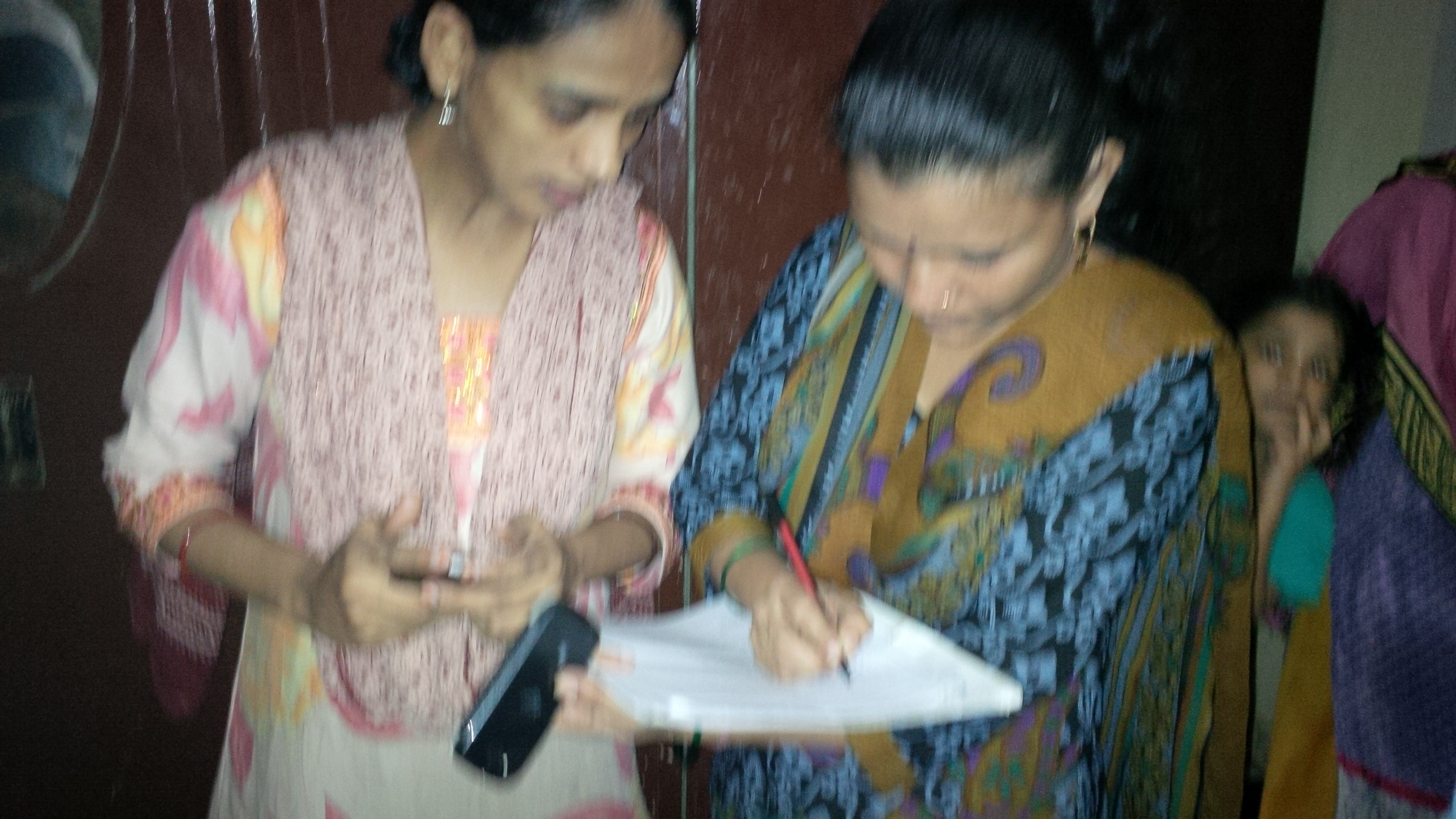 A community health worker registers a pregnant woman for the mMitra service, a partnership between MAMA and ARMMAN