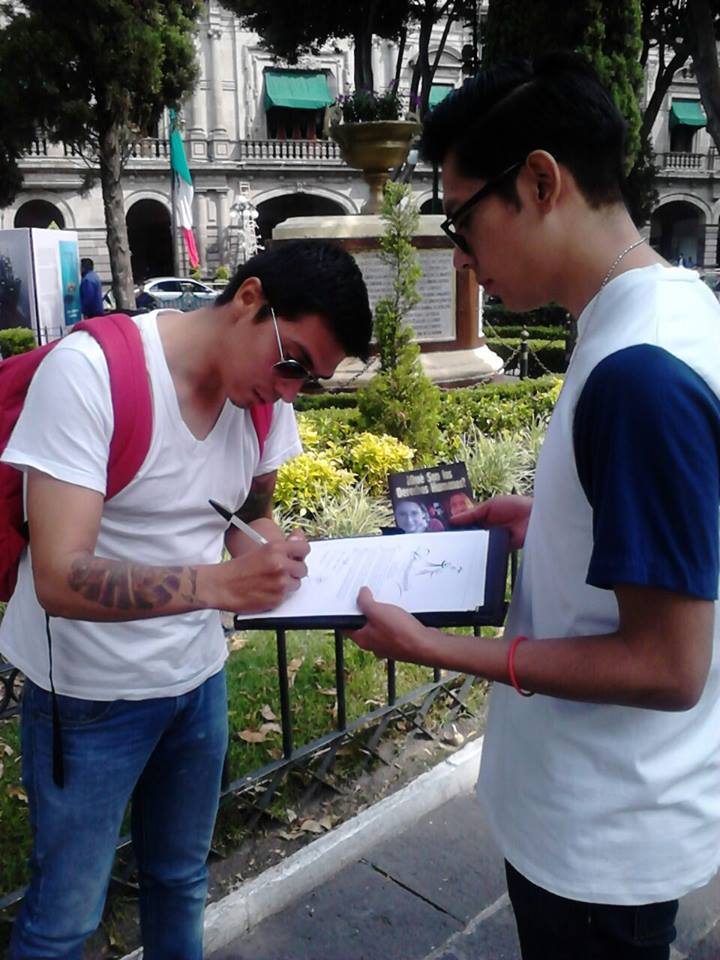 Mexican Scientologists carried out a human rights petition “sign-a-thon,” calling for the government to enforce human rights standards laid out in the UN Universal Declaration of Human Rights.