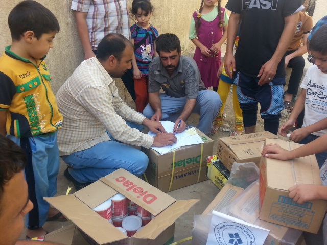 The Iraqi Health Aid Organization (IHAO) and the International Federation for Medical Students in Iraq distributing emergency assistance to displaced Iraqi families (IHAO/November 2014).