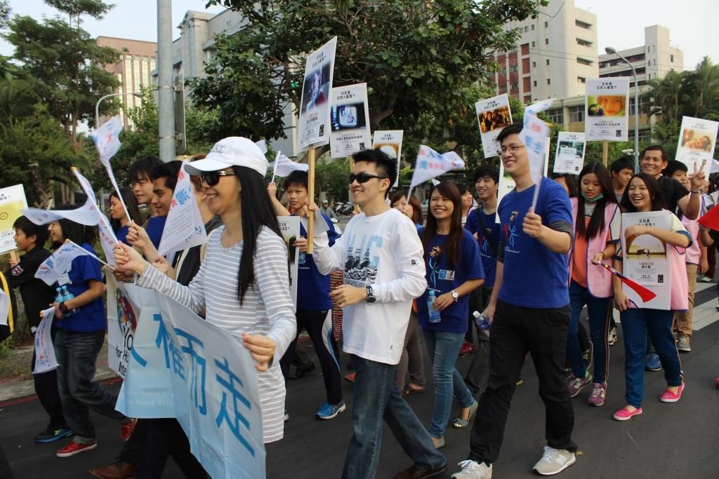 Hundreds of volunteers walked through the streets of Kaohsiung  December 6 to commemorate Human Rights Day.