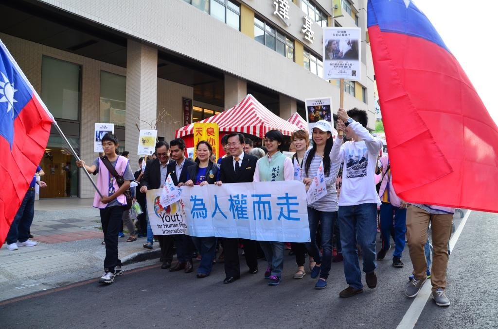 Hundreds of volunteers walked through the streets of Kaohsiung December 6, led by the executive director of the Church of Scientology and the chairman of Youth for Human Rights Taiwan.