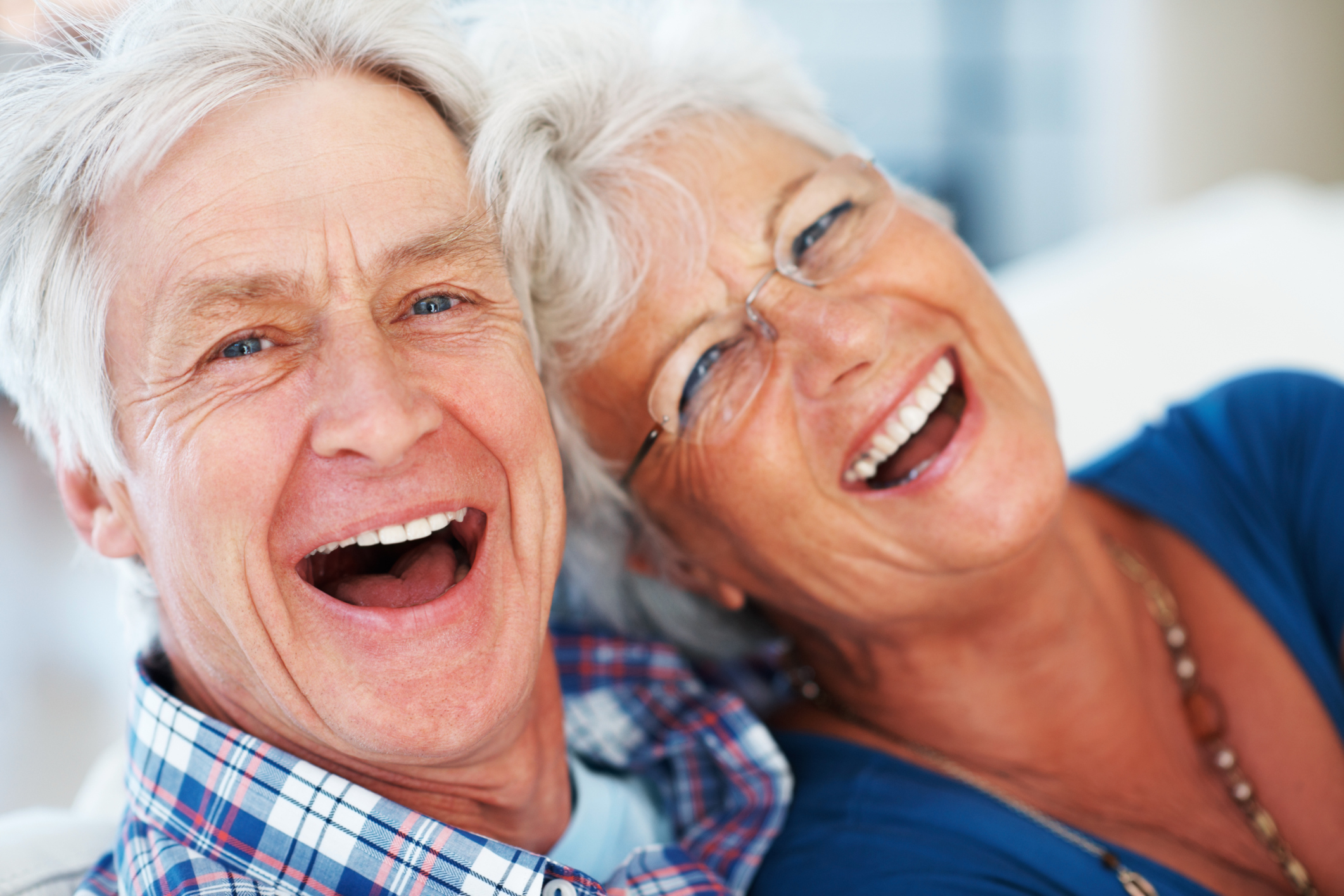 День смеха для пожилых людей. Красивые зубы пожилых. Пенсионеры улыбаются. Счастливые пенсионеры. Красивая улыбка пожилых.