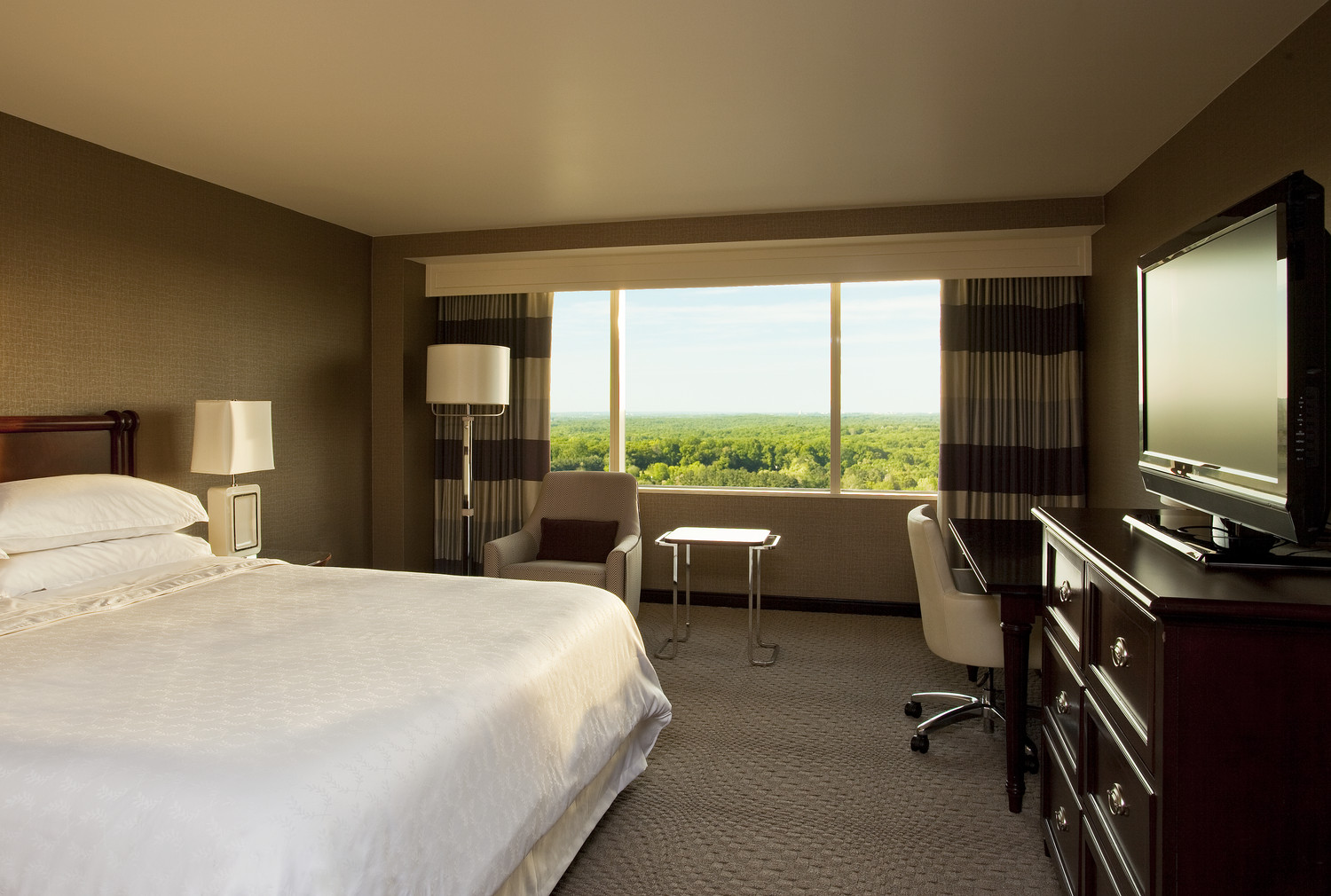 Sheraton Tysons Hotel – King Bedded Guest Room