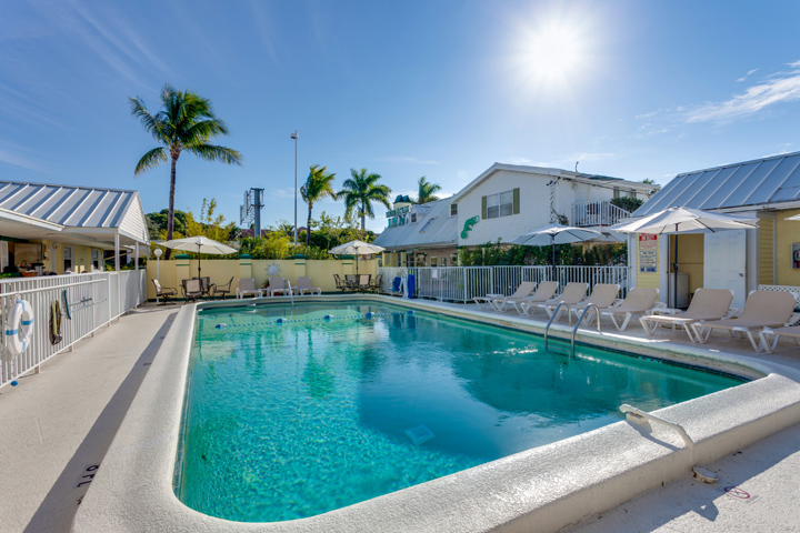 Swimming pool at Lemon Tree Inn