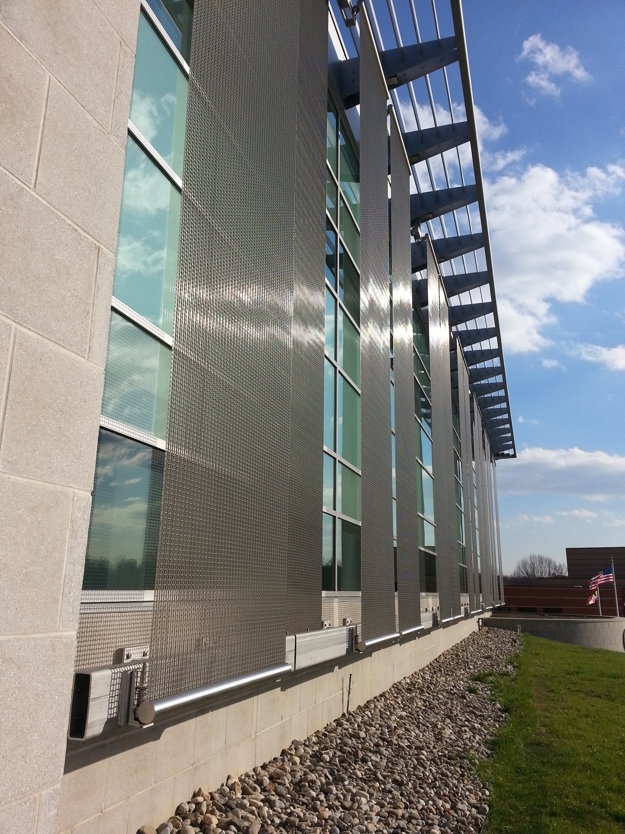 Cambridge Architectural Cubist mesh sunscreens create a dramatic visual effect while providing solar shading for the building’s west-facing glass curtain wall.