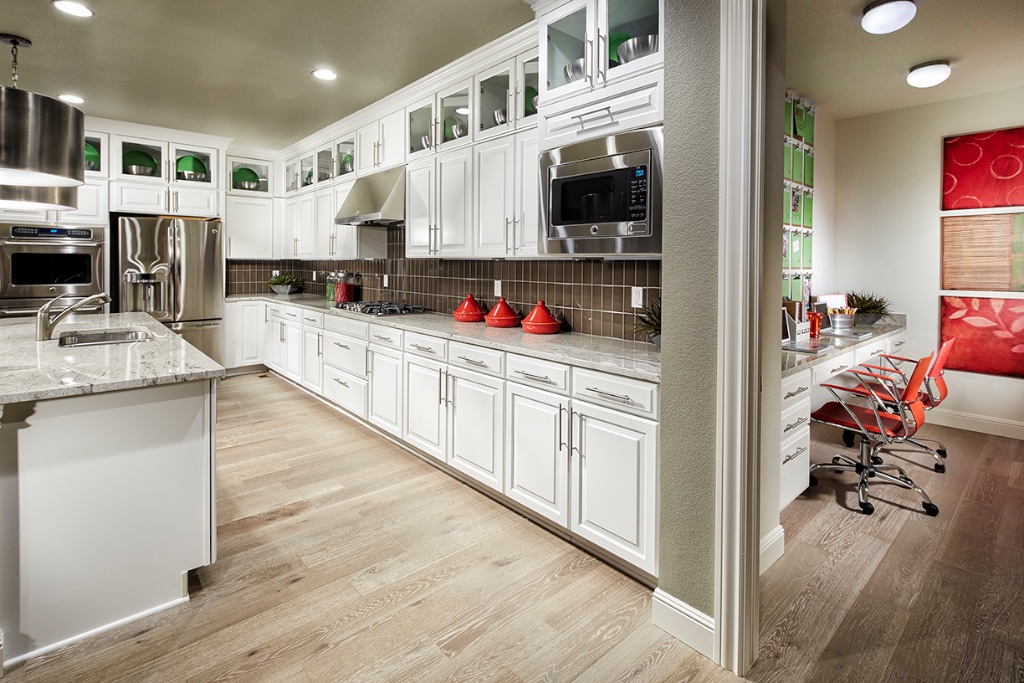 Set against the Front Range, Leyden Ranch offers hill-crested home sites and homes that reflect the builder’s dynamic range of floor plans. Available home collections include the Cedar Collection, the