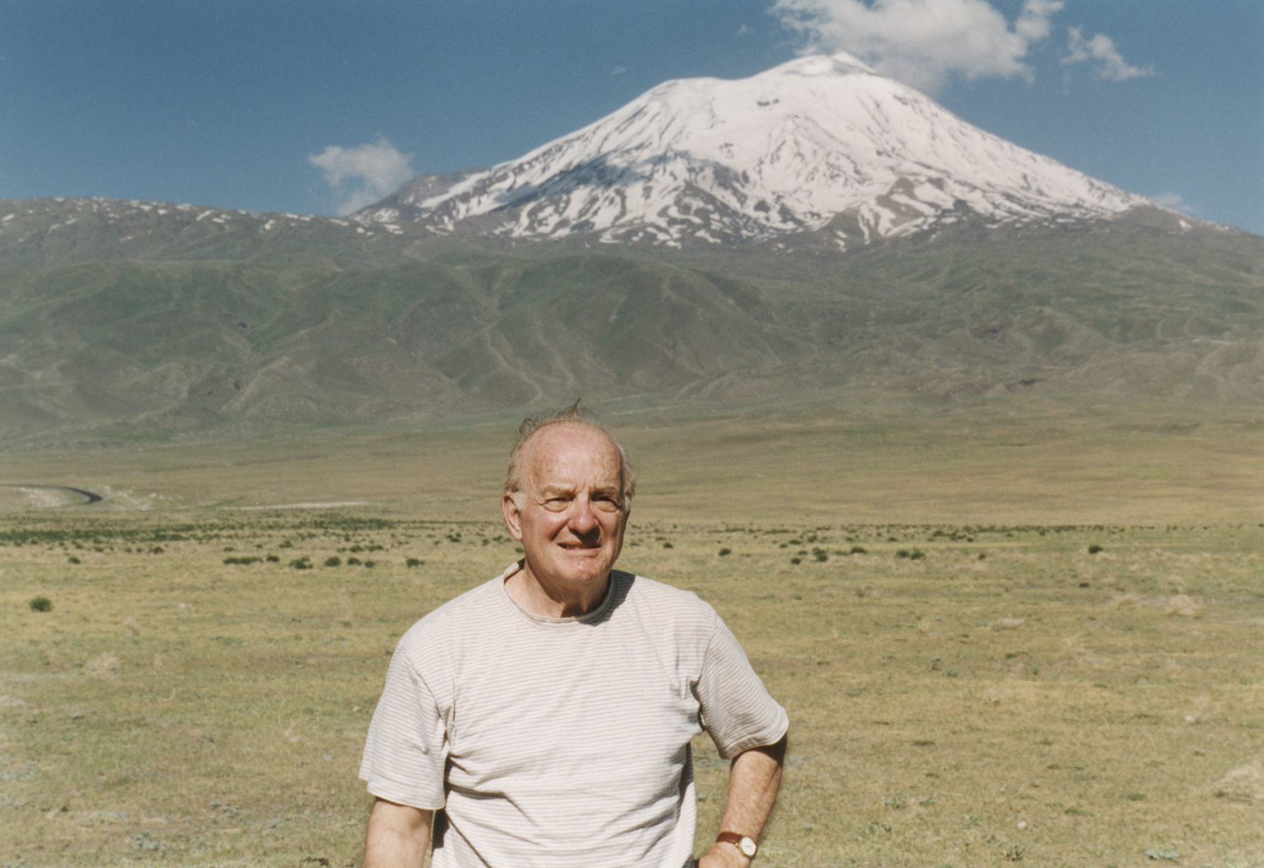 Robert Aram Kaloosdian standing in front of Mount Ararat in 1999. photo by Carolyn Mugar