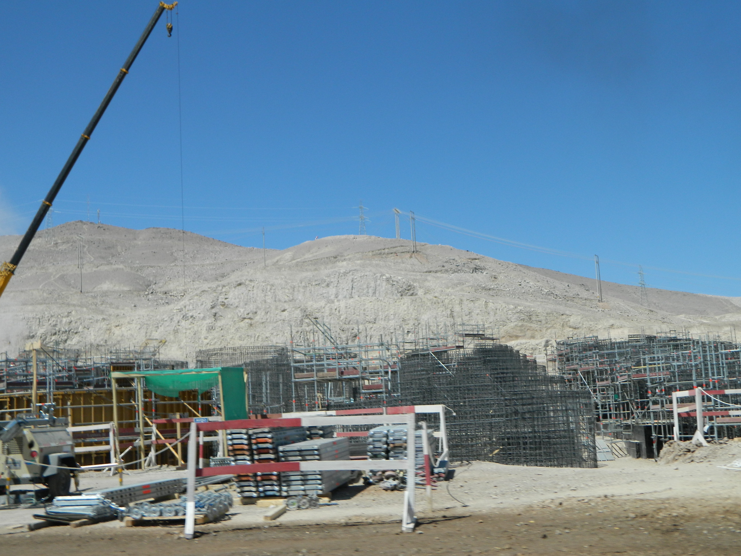 View of the Sierra Gordo construction site, with the arid Atacama Desert in the background.