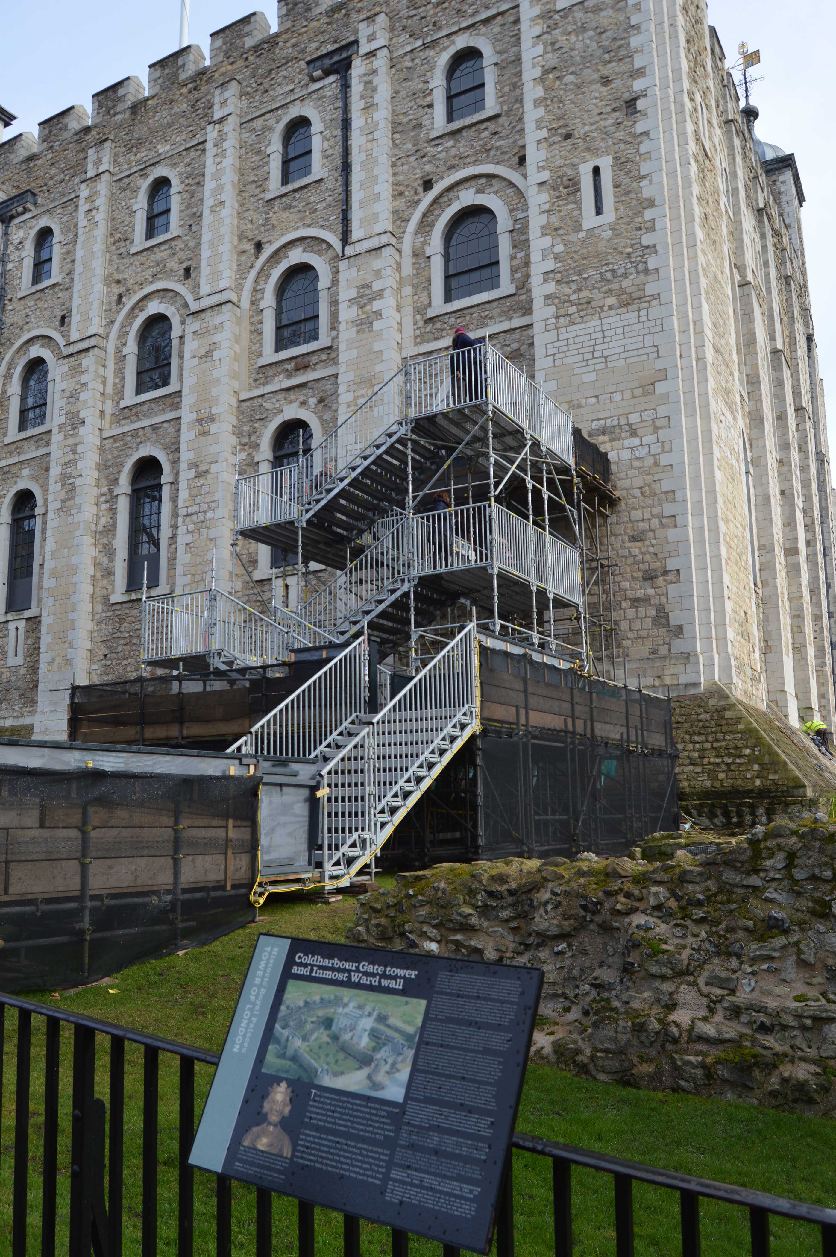 Delivers a comfortable walk up to the White Tower