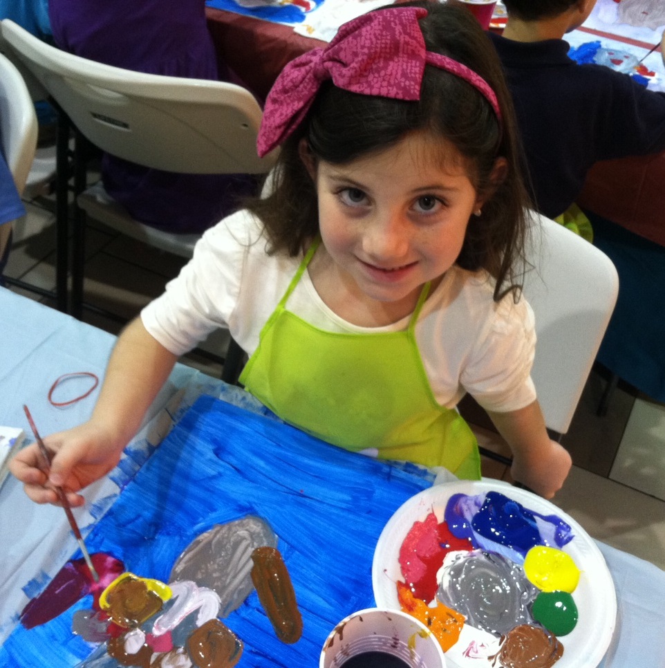 Young girl participating in the "Art & Juice" Workshop presented by Raquel Torrent
