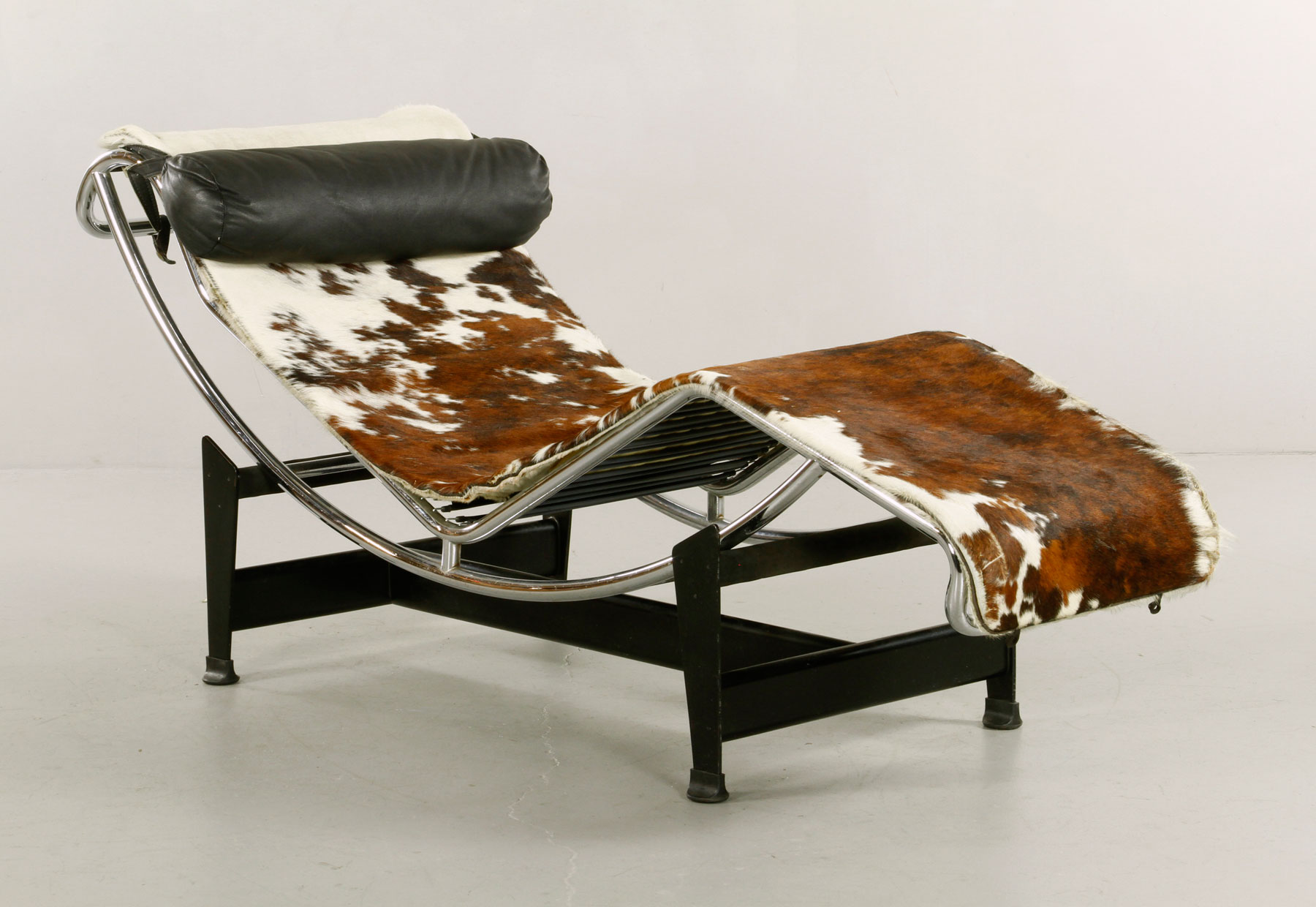 Le Corbusier Model LC4 chaise lounge in cowhide