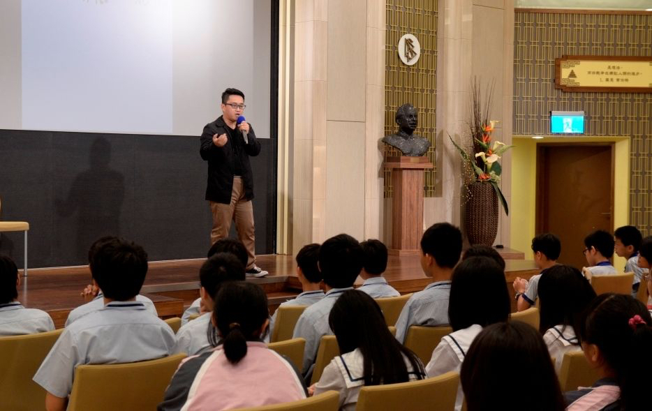 At the Church of Scientology Kaohsiung drug education open house April 17, 2015, a former addict shared his own experience with youth to help them make informed decisions not to take drugs.