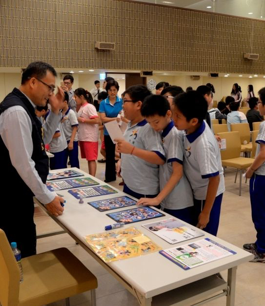 The local district police set up a booth where youth could ask questions and get additional information April 17, 2015 at the drug education open house at the Church of Scientology of Kaohsiung.