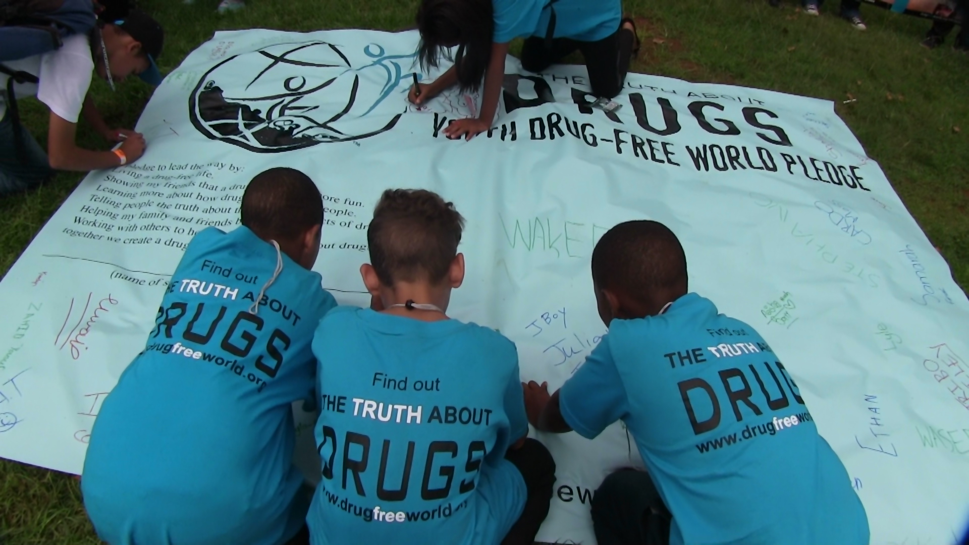 More than 2,000 young people signed the Drug-Free World Pledge commitment to live drug-free lives at the launch of the province-wide Truth About Drugs initiative on March 31.
