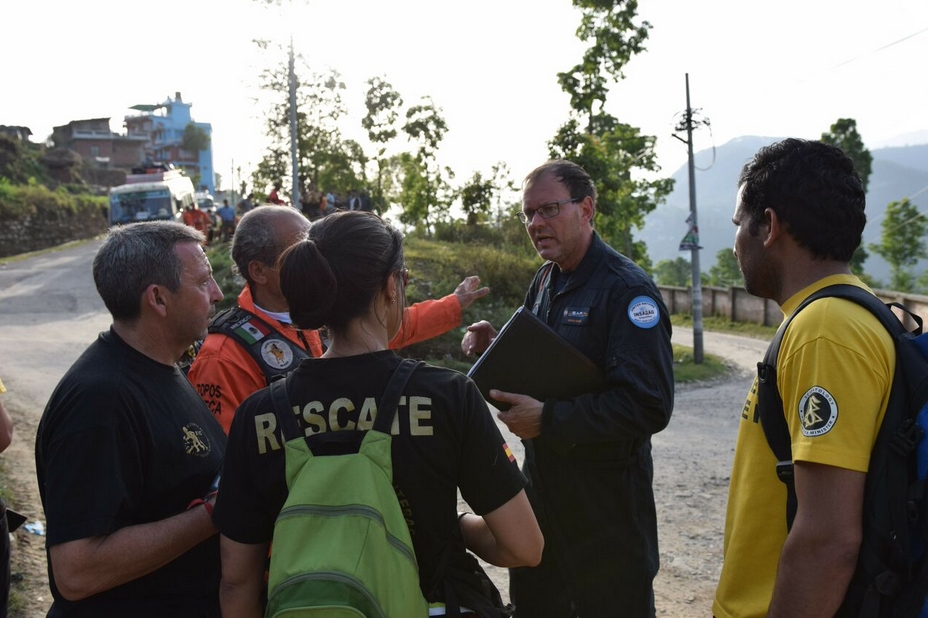 The Los Topos/ Scientology Volunteer Ministers team meets with the INSARAG (International Search and Rescue Advisory Group) coordinator, who dispatched search and rescue teams to areas most affected.