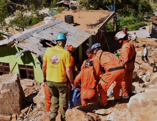 Los Topos heard a rumor that someone was buried not too far from their camp in Chautara and set off to rescue them or find their remains.