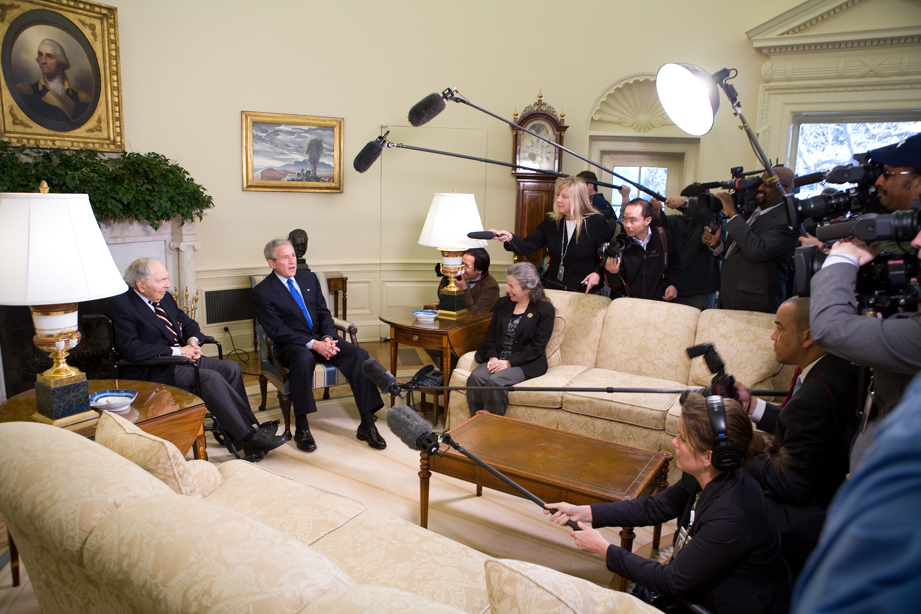 Frank Buckles visits with George Bush in the Oval Office 2008