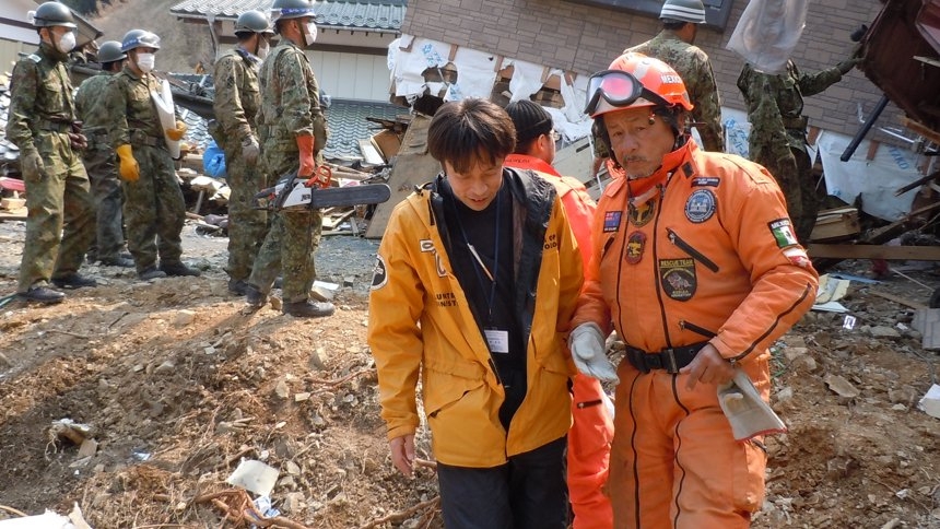 El Chino (as Méndez is known, at right), in Japan in 2011 to help in the rescue effort following the devastating earthquake and tsunami.