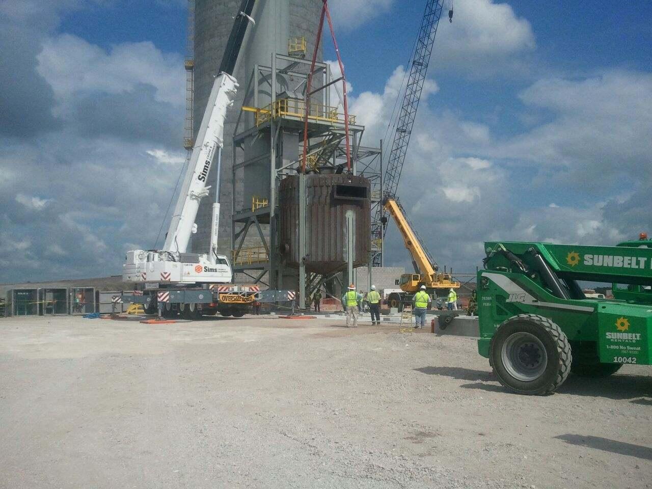 Moving the world's largest sulfur melter tank 20 miles from the fabrication facility to the plant site in central Florida required teamwork among 30 people at 12 companies and 21 vehicles.
