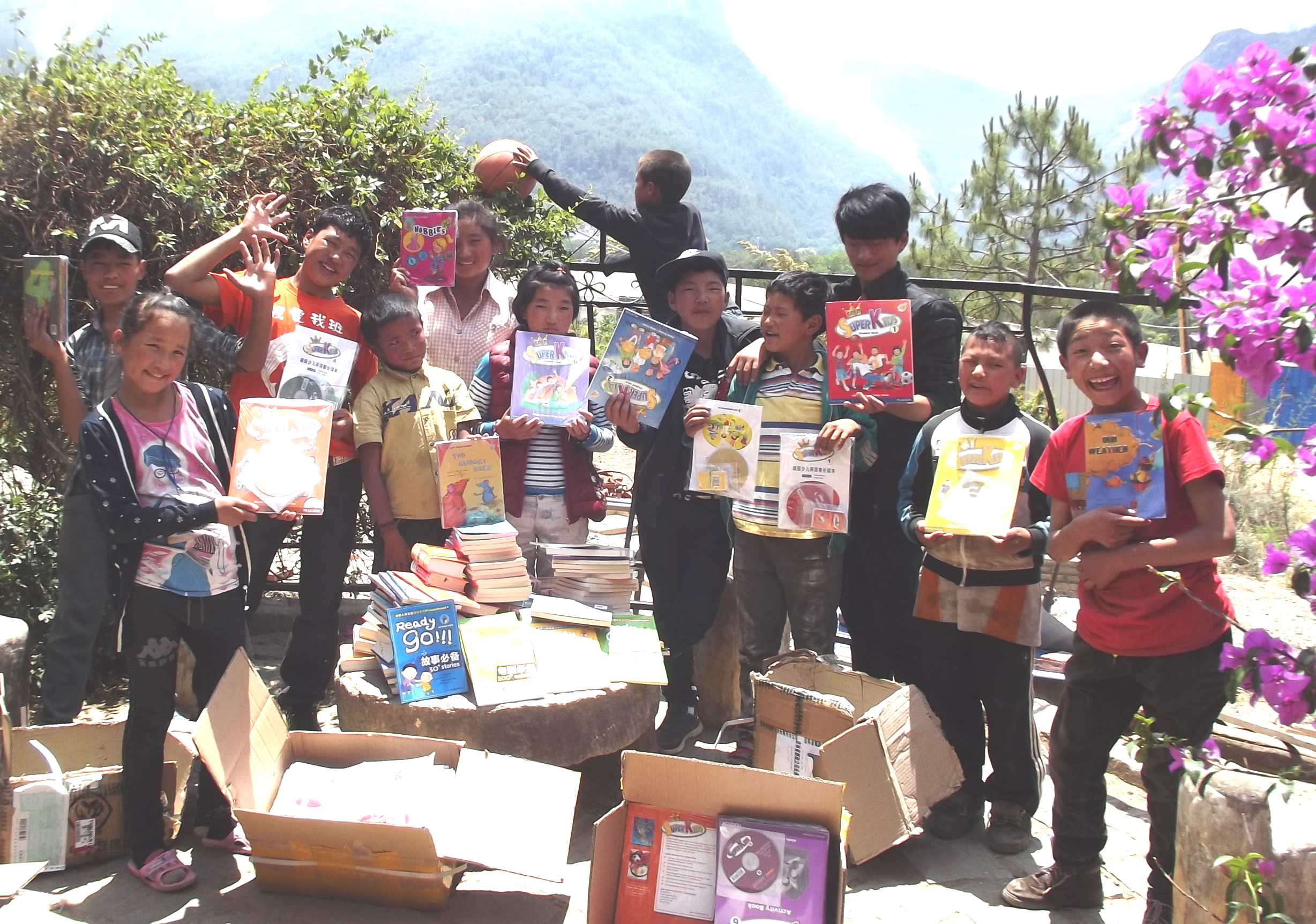 "We love the books you donated." as said by the students at Senjimeiduo Tibetan Charity School.