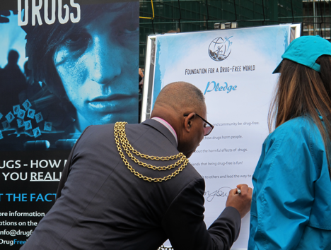 Mayor of Lambeth signs the Drug Free Pledge.
