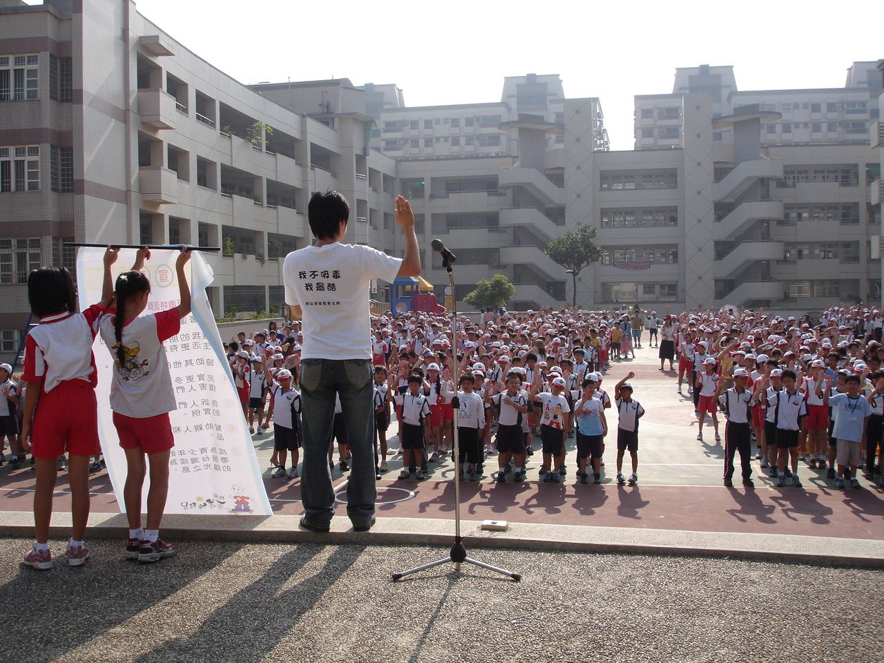 As part of the Scientology drug education initiative in Taiwan, volunteers provide drug education to children and have them pledge to live drug-free.