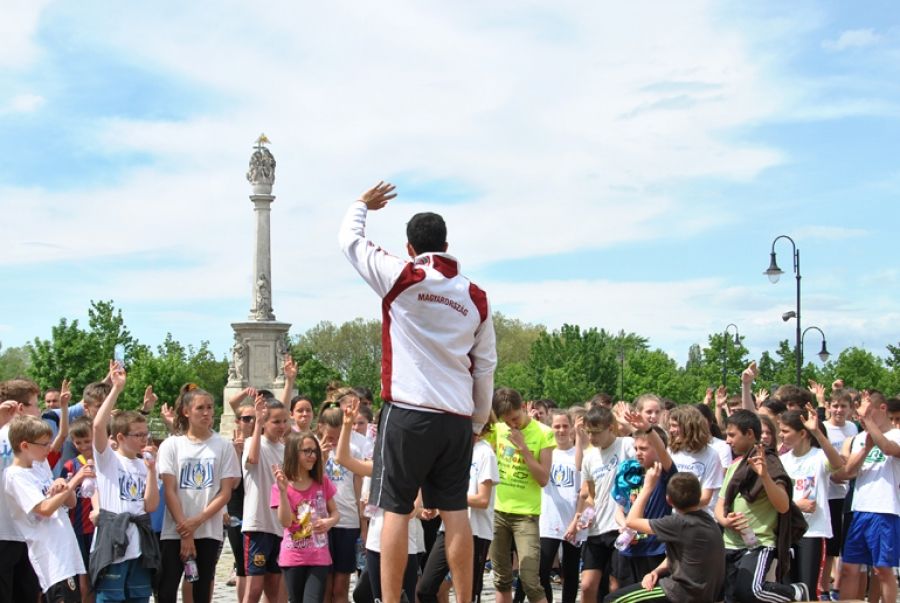 Youth take the Drug-Free Hungary Marathon pledge to live drug-free lives and help their friends and families make the same decision.