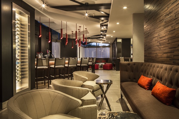 DoubleTree by Hilton Largo-Washington DC - XC Lounge - bar and sitting area