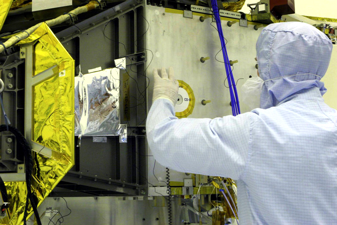 Nasa New Horizons Tech Affixing Names CD To Probe