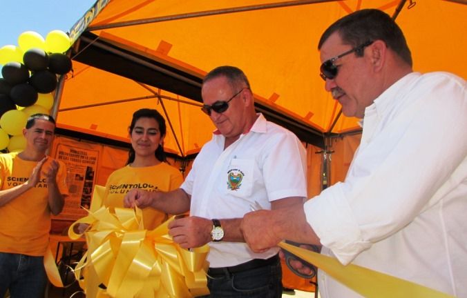 The Scientology Volunteer Ministers Latin American Goodwill Tour was welcomed to Jalapa, Guatemala, by the governor of the region, who cut the ribbon signaling the opening of their tent in Jalapa City
