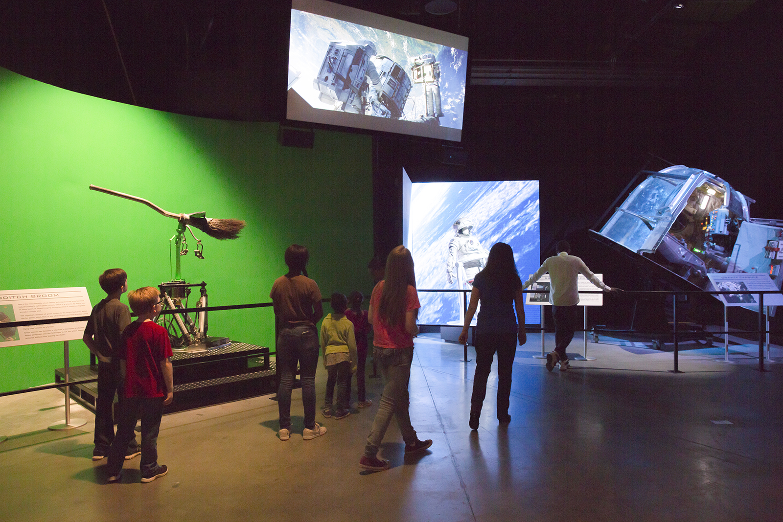Green screen technology, utilized in Gravity and the Harry Potter series, is highlighted in the post-production section of the Stage 48 soundstage.