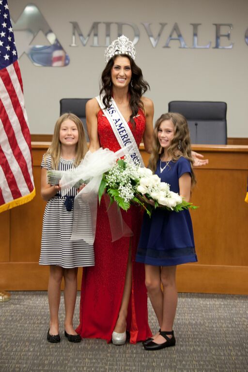 Ms. America 2016 Julie Elizabeth Harman with her daughters, Evelyn Azares and Madelyn Azares.