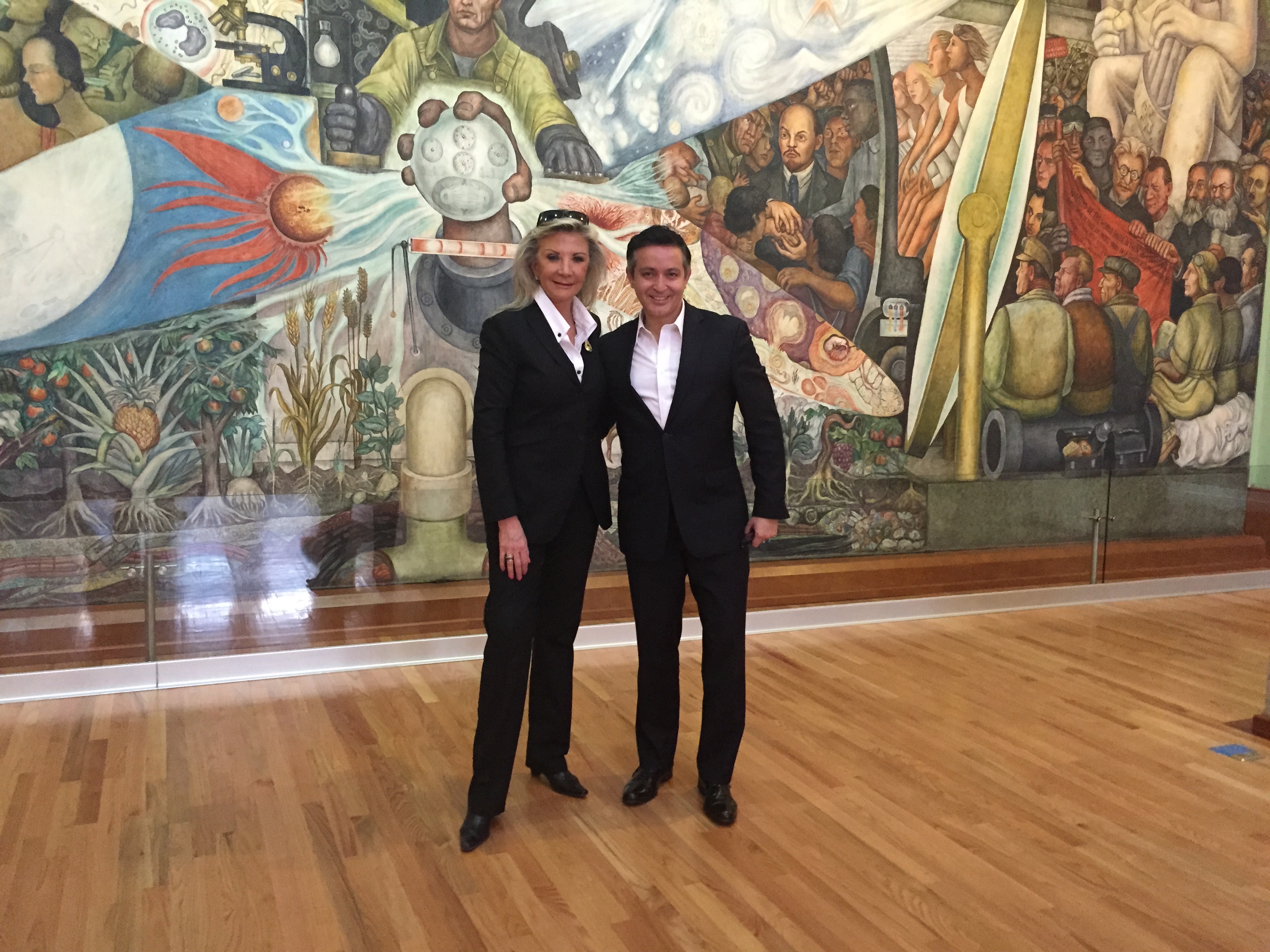 Summit co-chairs Gina Diez Barroso and Alfredo Carvajal in front of mural at Palacio de Bellas Artes, site of Summit gala event