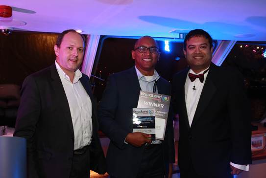 Roger Gregory (center), VP Product Marketing Greenwave Systems,   receives the award “Most Innovative IoT Solution”
