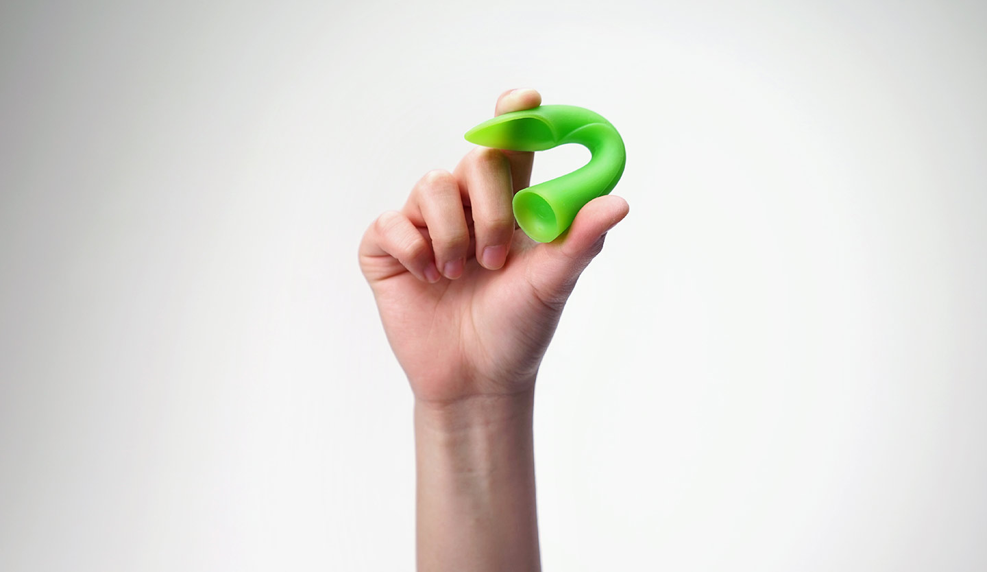 A baby spoon that can be used as a teether and resembles the shape of a plant
