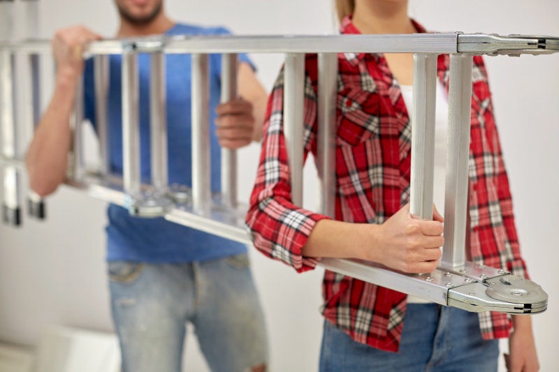 Scary ladders become more secure with the Stabilizer Shelf