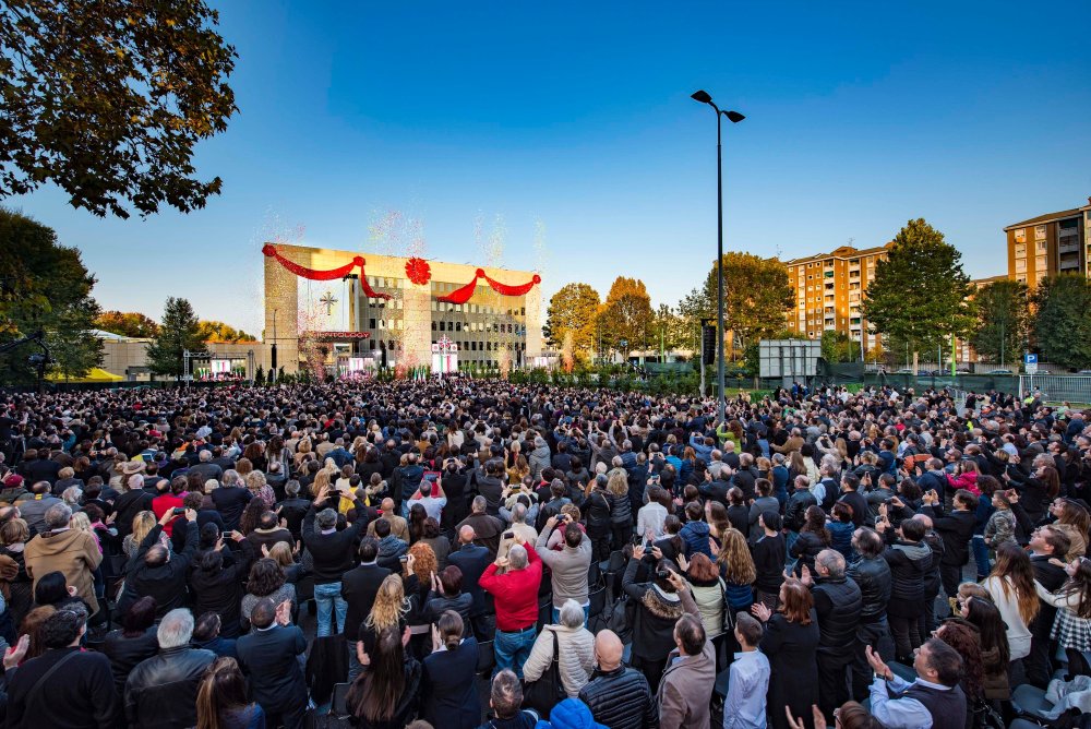 MORE THAN 8,000 SCIENTOLOGISTS gathered in Milan, Italy, Saturday, October 31, to exuberantly mark an historic milestone for the European nation—the largest Ideal Org on the planet.