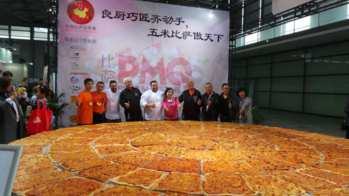Groupon United States Pizza Team Members and Chinese competitors with The Largest Pizza in China